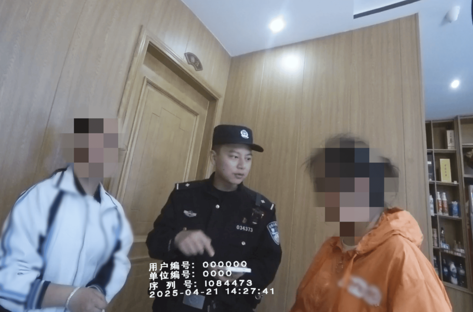 母女就餐一小时未动筷<strong></p>
<p>口服液</strong>，一直“玩”手机！餐馆老板报警，原来女儿卖游戏账号遭诈骗