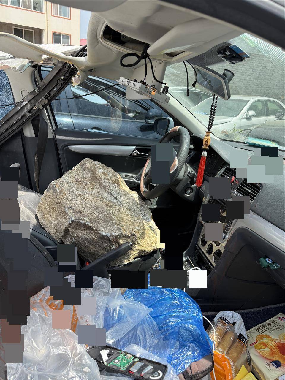 洛阳一家四口返家途中私家车被山体落石砸中<strong></p>
<p>口服液</strong>，36岁父亲当场遇难，当地政府已成立工作专班