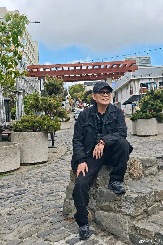 62岁李连杰晒图“炫耀”：三女儿给我拍的<strong></p>
<p>口服液</strong>！可以给摄影师加鸡腿么