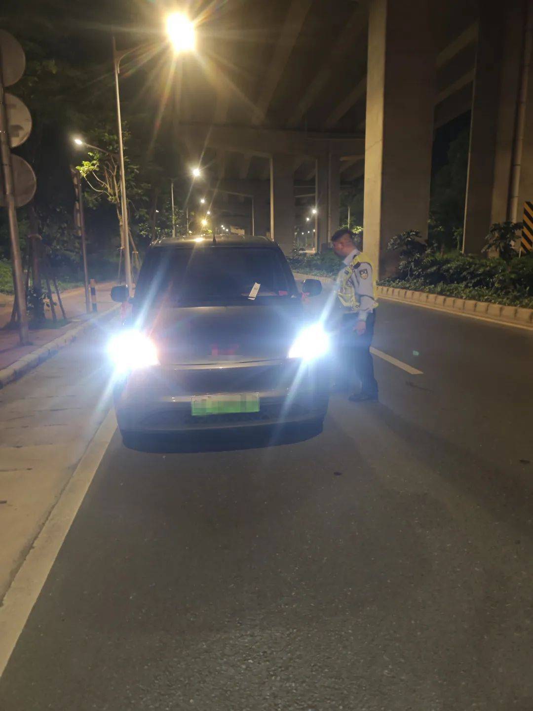 叫都叫不醒！广东中山两名男子醉驾途中睡着<strong></p>
<p>口服液</strong>，警方：追究刑责