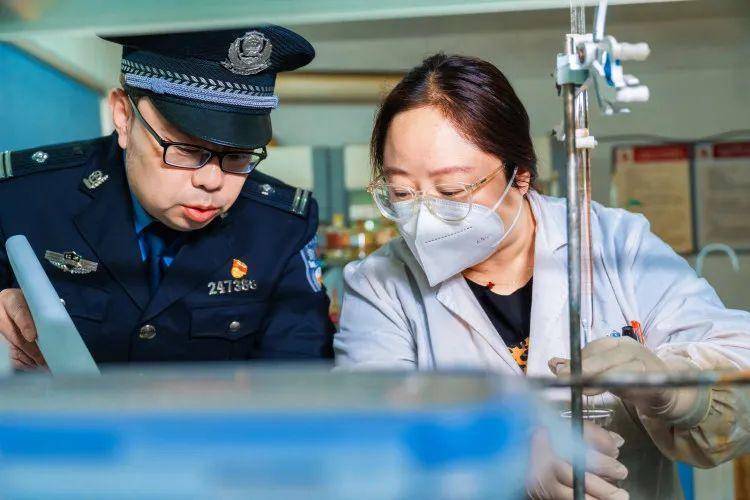 年薪10万却长期出入高档娱乐场所、购多处房产<strong></p>
<p>口服液</strong>？质检员抱团篡改检测数据致企业损失3000万