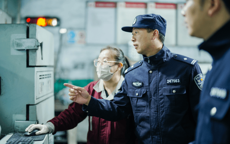 年薪10万却长期出入高档娱乐场所、购多处房产<strong></p>
<p>口服液</strong>？质检员抱团篡改检测数据致企业损失3000万