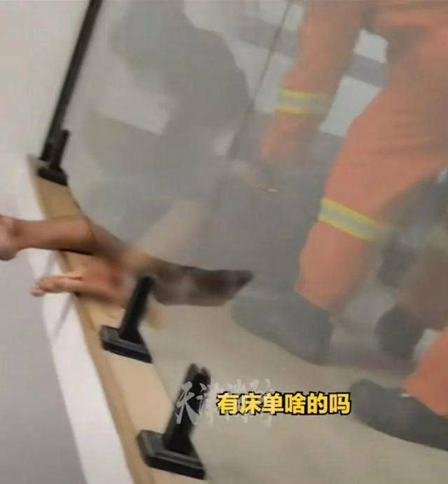 天津一男子失联数日<strong></p>
<p>口服液</strong>，竟是在家里双腿被卡昏迷