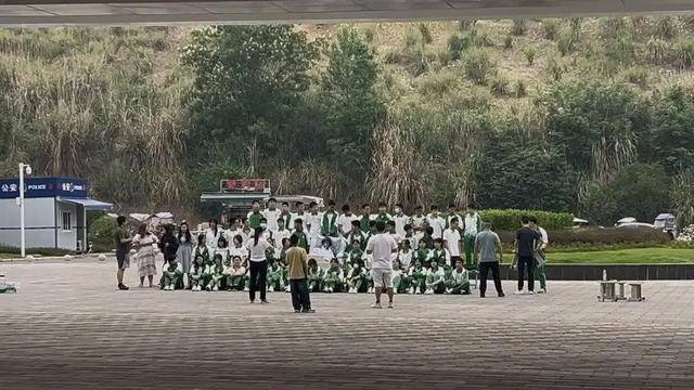 四川初三男生病重<strong></p>
<p>葡萄糖</strong>，全班同学带板凳赶到医院，拍下特殊的毕业照