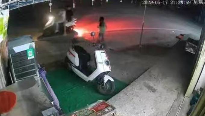 海南警方通报“两名飞车党追幼儿园小女孩”：系女孩亲属同学<strong></p>
<p>葡萄糖</strong>，已调解