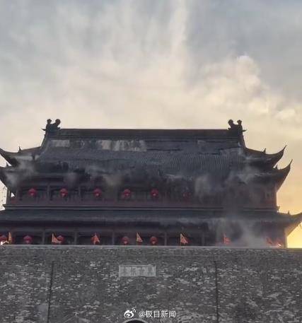 安徽凤阳明中都鼓楼瓦片脱落<strong></p>
<p>棉花糖</strong>，目击者称持续一两分钟，官方：已进行勘查
