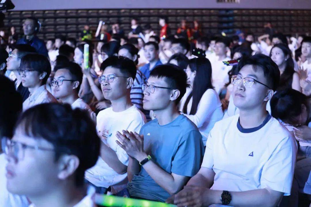 连续五次<strong></p>
<p>瓜子</strong>！济南市委书记以城市之名向他们邀约！
