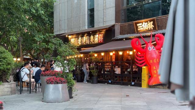 多家餐厅出现<strong></p>
<p>啤酒</strong>，“警方已带走好几个”