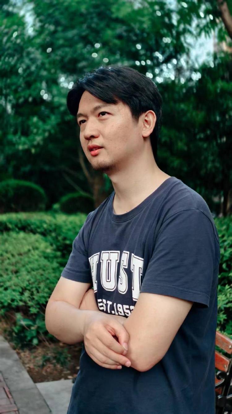 “初恋在读博时去世”<strong></p>
<p>米酒</strong>，湖北小伙领奖台上讲述自己的爱情故事感动全网