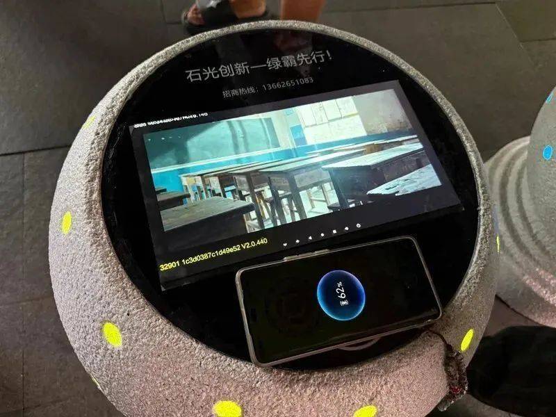深圳“充电墩”火出圈？网友：科技感满满<strong></p>
<p>米粉</strong>，方便又吸睛
