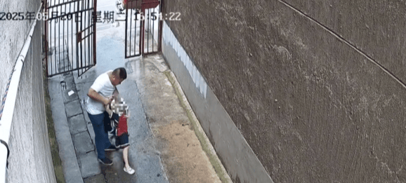 女童放学被陌生男子拖进小巷<strong></p>
<p>米粉</strong>，湖南警方通报：刘某某（男，38岁）被拘留，将追究刑事责任