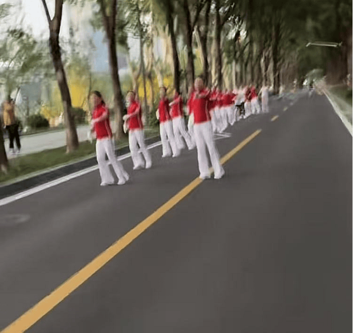 武汉大妈拉线封路跳广场舞<strong></p>
<p>万元户</strong>，悬挂告示“锻炼区域车辆绕行”？当地回应