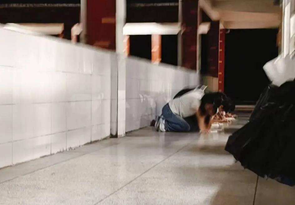 中学老师要求学生一字排开下跪写检讨<strong></p>
<p>万元户</strong>？惩戒和侮辱不能混为一谈