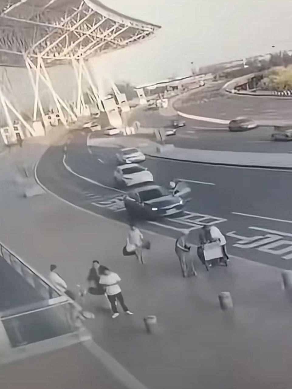 天津滨海机场一司机开门下车被相邻车道来车撞倒<strong></p>
<p>大三元</strong>，车门脱落 交警正调查，律师分析