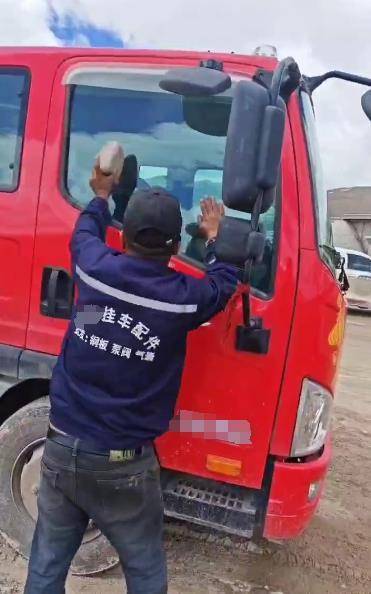 河北卡友青藏线被发现在车内离世<strong></p>
<p>大三元</strong>，救援人员：用石头砸窗才打开车门，他还系着安全带