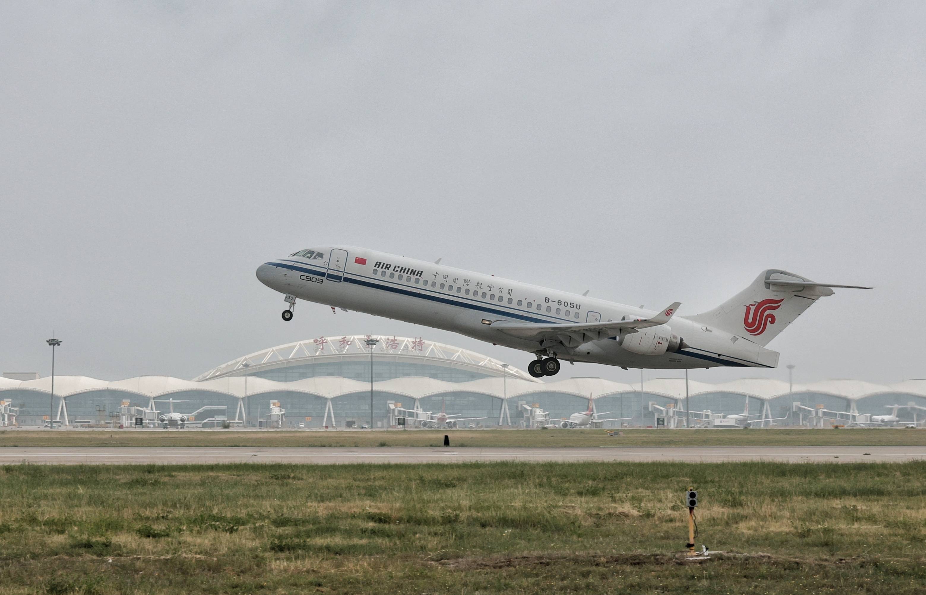 国产飞机C909“身披”五星红旗<strong></p>
<p>地基</strong>，首次载旗执行国际商业航班