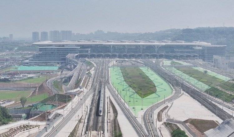 重庆东站首次迎来大规模外宾 集体惊呼：空间大<strong></p>
<p>地基</strong>，太舒适了！