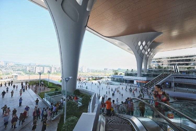 重庆东站首次迎来大规模外宾 集体惊呼：空间大<strong></p>
<p>地基</strong>，太舒适了！