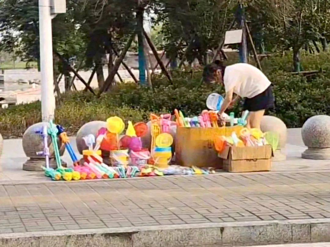 安徽14岁女孩暑假摆摊卖玩具25天赚2000元<strong></p>
<p>okex交易场所</strong>，家长：本意是锻炼孩子，走红后竞争多生意下滑