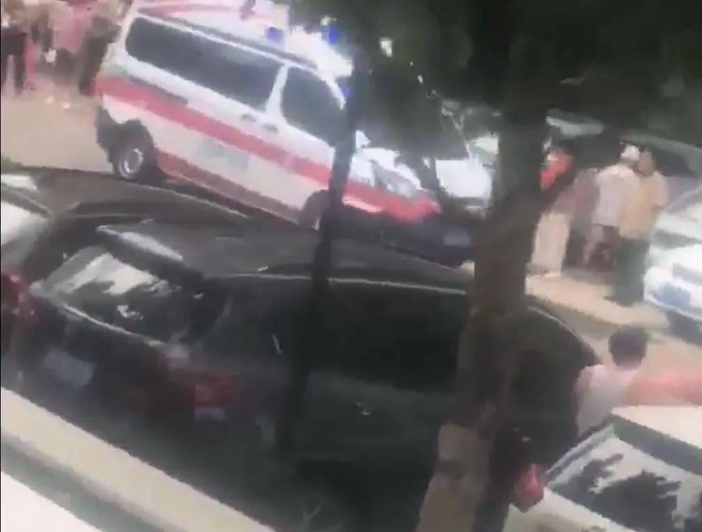 突发！山东一小区内部道路发生车祸<strong></p>
<p>北交所合并</strong>，致1死4伤，警方通报→