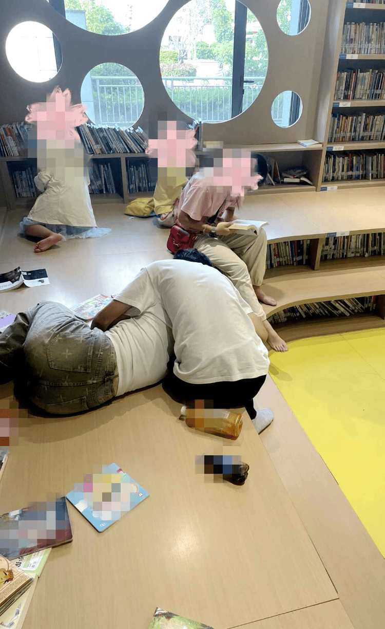 图书馆少儿阅读区情侣躺地搂抱亲热……不少孩子好奇张望<strong></p>
<p>北交所合并</strong>，馆方回应