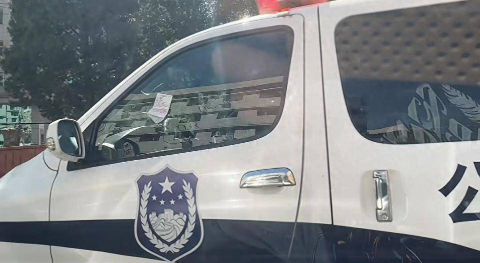 两辆警车违停被交警贴罚单<strong></p>
<p>欧意</strong>，沈阳交警：贴单需缴罚款100元不扣分