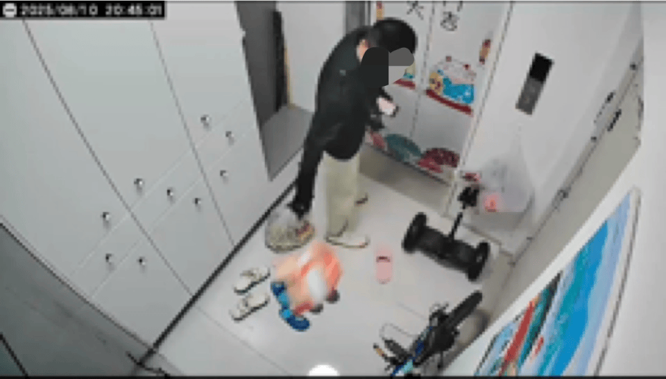外卖员要独自在家孩子开门拍照签收<strong></p>
<p>欧意</strong>，遭拒后暴躁摔餐离去，当事网友：美团称会进行处罚