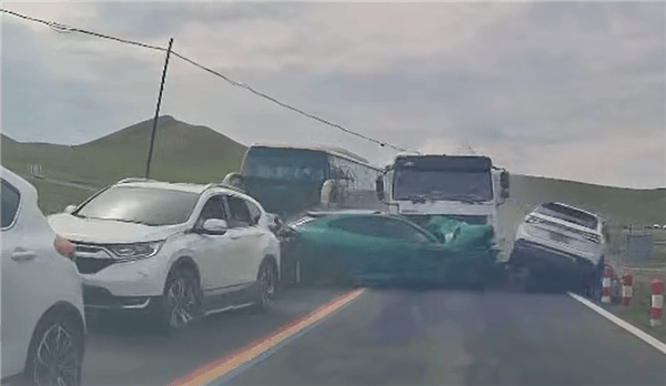水泥罐车疑失控连撞对向多车<strong></p>
<p>比特币上OKEx</strong>，小米YU7被正面撞击受损严重，车主拍下现场：小米保了我的命