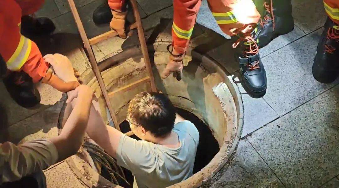 浙江一19岁男子与朋友在路上<strong></p>
<p>登录新设备</strong>，走着走着人突然“消失”了！赶紧报警...