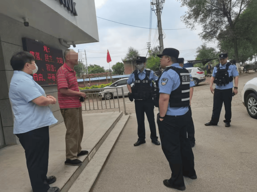 男子携7张定期存单要提前取款<strong></p>
<p>登录新设备</strong>，银行柜员发现疑点……