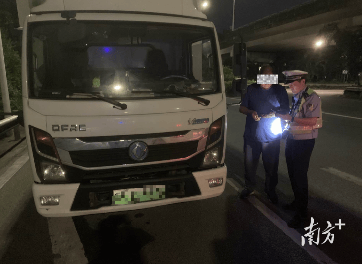 逢车必查<strong></p>
<p>登录新设备</strong>！东莞交警严查交通违法行为