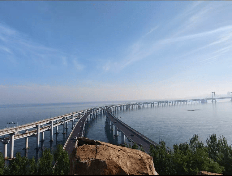 大连一跨海大桥观景台有游客翻栏杆踩空心造景石拍照<strong></p>
<p>欧易</strong>，当地回应