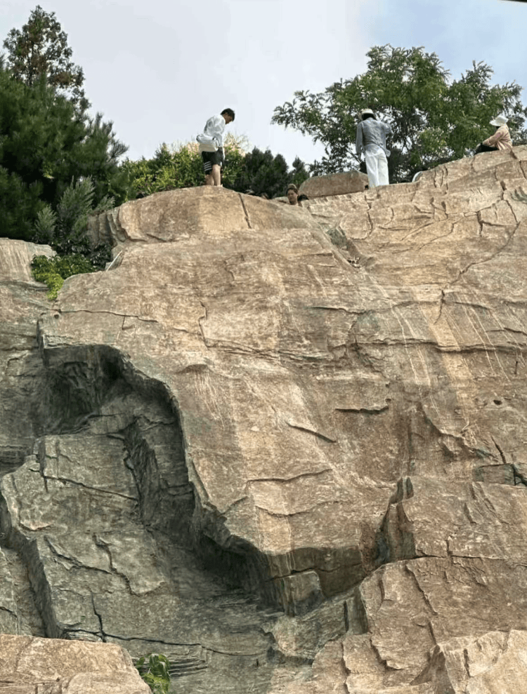 大连一跨海大桥观景台有游客翻栏杆踩空心造景石拍照<strong></p>
<p>欧易</strong>，当地回应