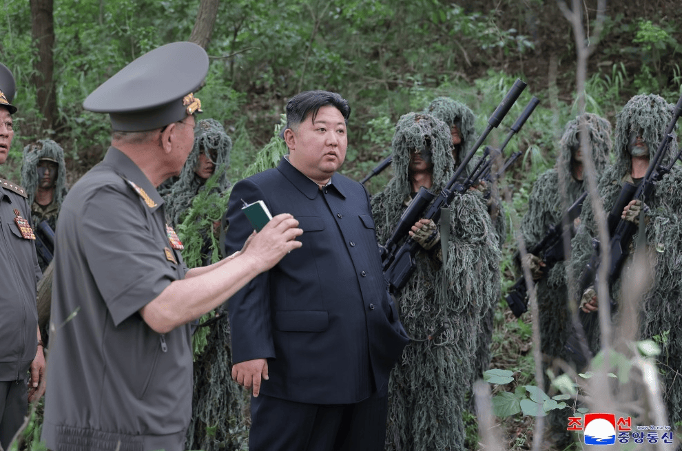 金正恩接见执行特殊任务的狙击手和特战部队<strong></p>
<p>欧易</strong>，现场观摩实弹射击训练