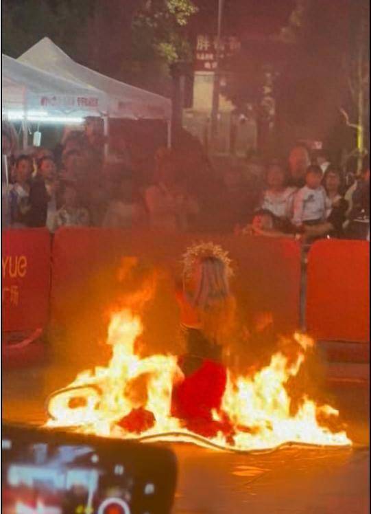 云南昆明商场表演“火裙舞”<strong></p>
<p>shib币</strong>，一名女演员裙子引燃被烧伤