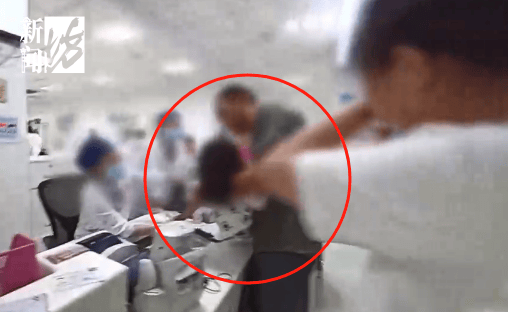 事发上海晚高峰！汹涌车流中<strong></p>
<p>okex官网app</strong>，一男子绝望跳车，直奔民警而去……