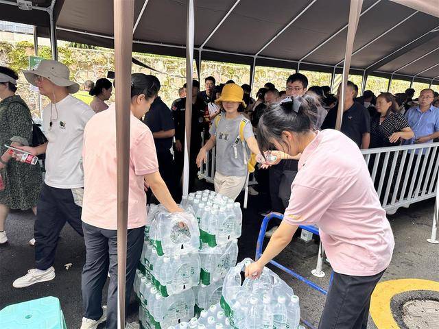 张家界国家森林公园连续3日达最高预约量<strong></p>
<p>okex中国官网</strong>，景区给游客送姜茶和月饼