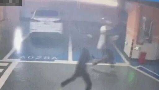 3名男子偷迈巴赫连夜跨省逃窜<strong></p>
<p>okex下载</strong>，监控拍下“兴奋得手舞足蹈”！