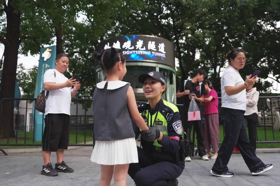 上海外滩“最美女警”被盯上！为了拍她<strong></p>
<p>okex官网</strong>，有人连续蹲守几天