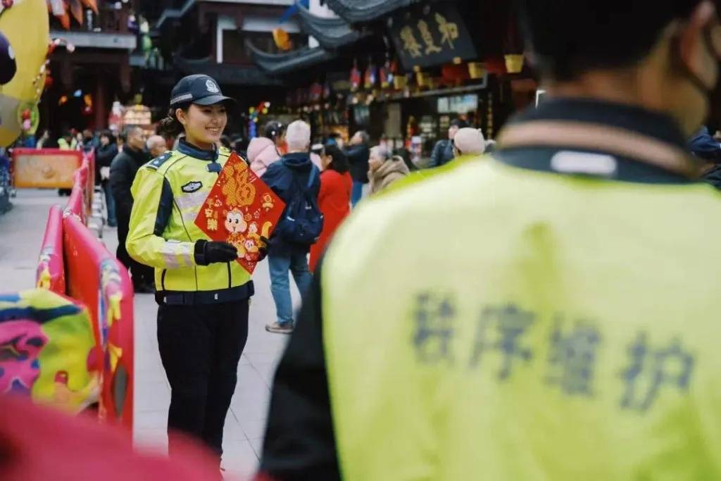 上海外滩“最美女警”被盯上！为了拍她<strong></p>
<p>okex官网</strong>，有人连续蹲守几天