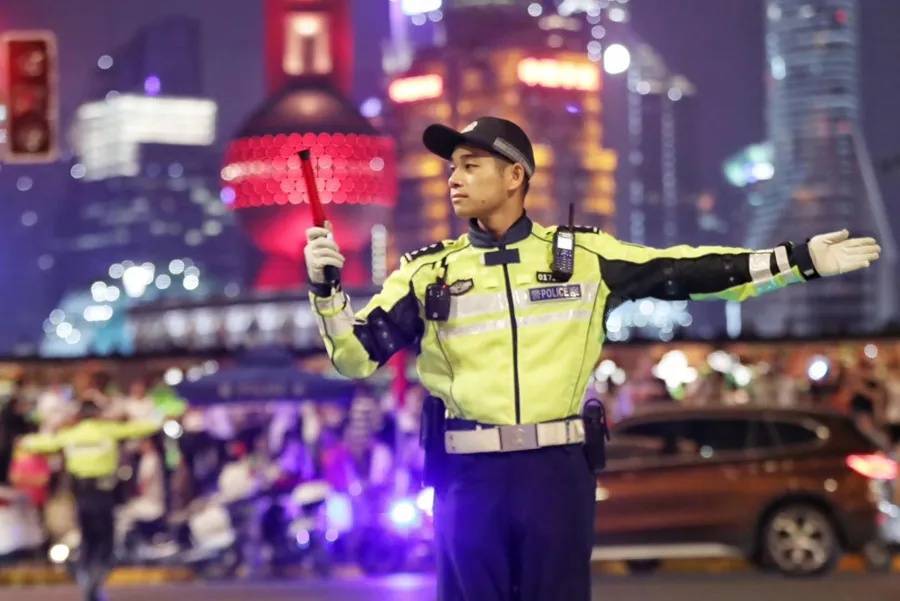 上海外滩“最美女警”被盯上！为了拍她<strong></p>
<p>okex官网</strong>，有人连续蹲守几天
