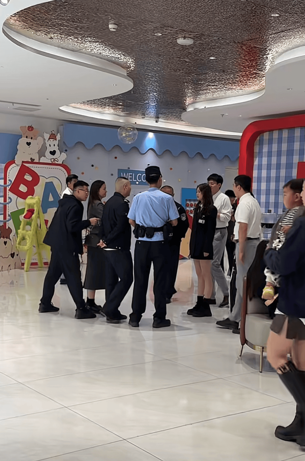 被网友莫名辱骂“上赶着当后妈”<strong></p>
<p>okex最新官方app下载</strong>，江苏女子一年后“闯”对方婚礼要求道歉？当事人发声