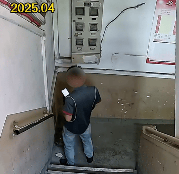 上海有外卖员在楼道看着监控继续尿尿<strong></p>
<p>欧易okex平台</strong>！居民苦不堪言：第二天味道就上来了