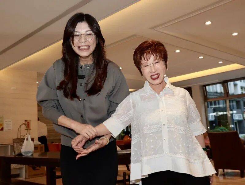 到底支持谁当党主席？当着郑丽文的面<strong></p>
<p>okex登陆官网</strong>，洪秀柱说出了自己的答案