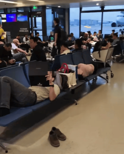 2名外国人在上海虹桥国际机场候机室躺卧<strong></p>
<p>okex登陆官网</strong>，占用6个座位，机场回应