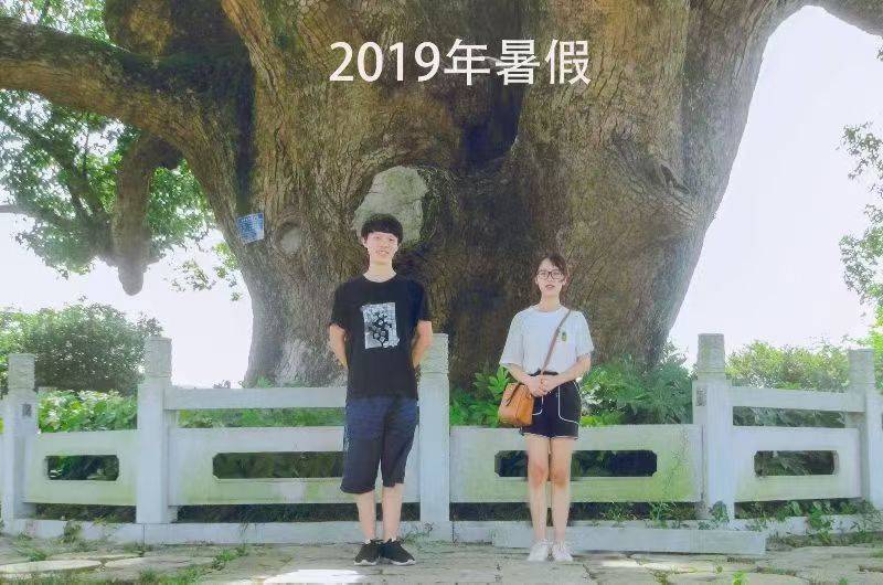 岳阳情侣连续9年在家乡千年古樟树下合影<strong></p>
<p>okex登陆官网</strong>，今年国庆终修正果：希望爱情像古树一样长久