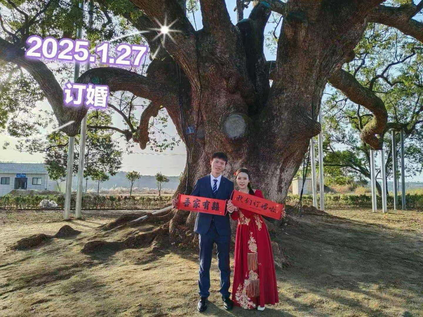 岳阳情侣连续9年在家乡千年古樟树下合影<strong></p>
<p>okex登陆官网</strong>，今年国庆终修正果：希望爱情像古树一样长久