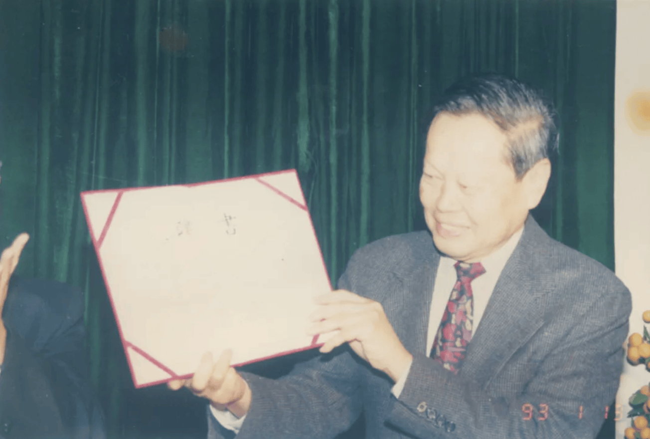 杨振宁为什么连续32年担任东莞理工学院名誉校长<strong></p>
<p>欧易okex注册平台</strong>？