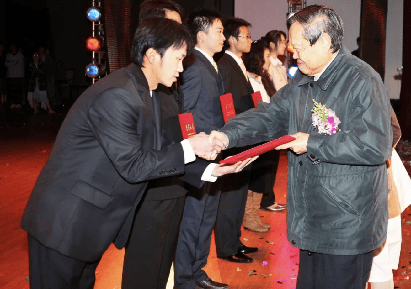 杨振宁为什么连续32年担任东莞理工学院名誉校长<strong></p>
<p>欧易okex注册平台</strong>？