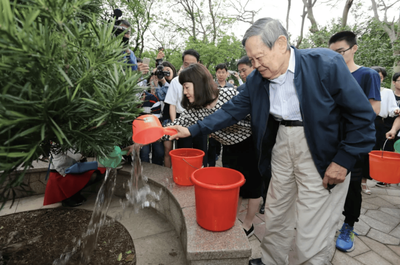 杨振宁为什么连续32年担任东莞理工学院名誉校长<strong></p>
<p>欧易okex注册平台</strong>？